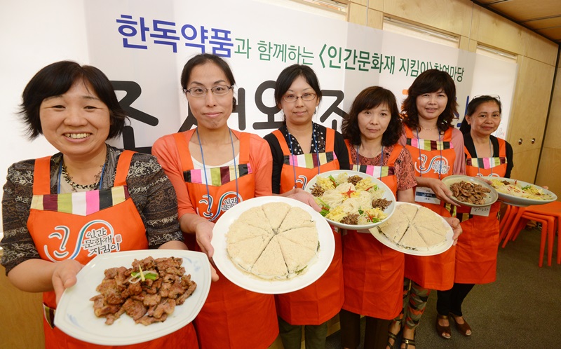 2013 인간문화재 한복려에서 조선왕조 궁중음식 배워요 참여마당 사진1 : 여러 명이 여러 음식 들고 있는 사진